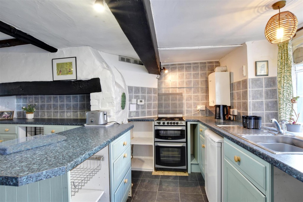 Lot: 129 - PERIOD HOUSE FOR IMPROVEMENT - Kitchen